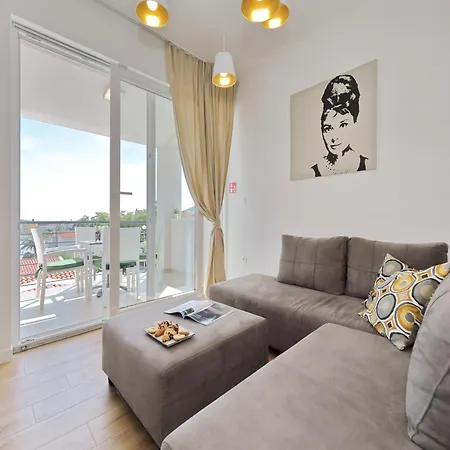 Dalmatia In Island Ugljan With Swimmingpool Apartman